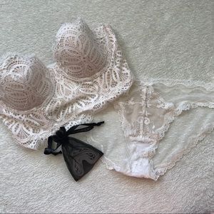 NWOT✨cream lace crochet bustier corset bra top